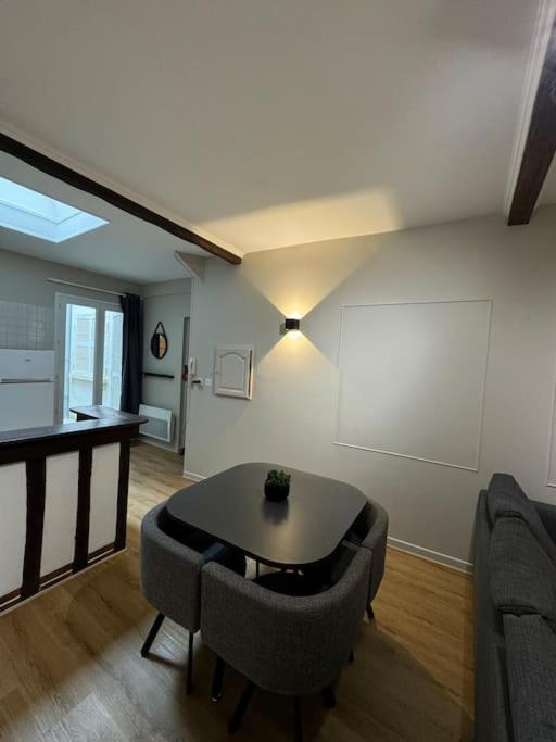 Appartement Charmant Hypercentre Avec Patio Prive Et Parking Orléans Exterior foto